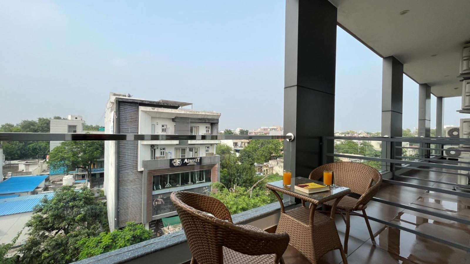 Zen Suites Gurgaon - Luxe Stays Collection Экстерьер фото